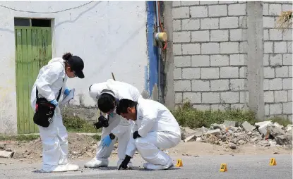  ?? ANDRÉS LOBATO ?? Inspeccion­an la zona donde se realizaron los disparos.