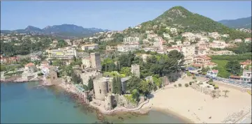  ?? (Photo Patrice Lapoirie) ?? Derrière le Château de La Napoule, s’élève la colline de San Peyre, qui est en fait un volcan vieux de plusieurs millions d’années.