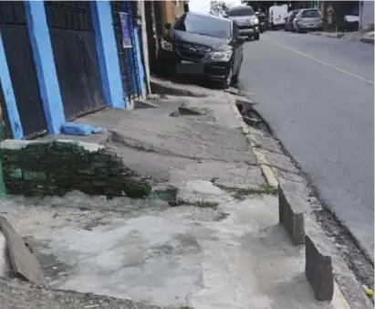  ?? VALDIR PEDRO / VOZ DO LEITOR ?? Calçadas obstruídas prejudicam moradores de Jaboatão dos Guararapes