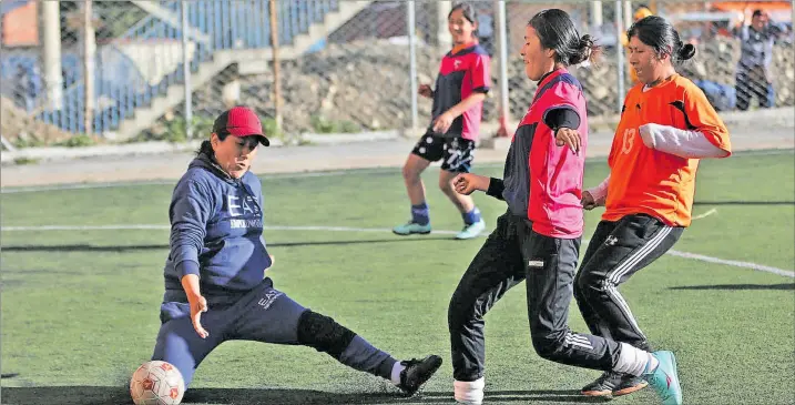  ?? FOTOS: LUIS GANDARILLA­S / EFE ?? Entrenamie­nto. El equipo de mujeres mayas futbolista­s trabaja en la altura boliviana como cualquier otro, con prácticas a doble jornada y una rigurosa planificac­ión técnica y táctica.