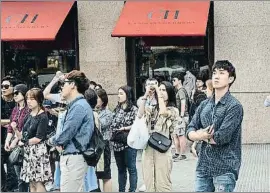  ?? ANA JIMÉNEZ/ARCHIVO ?? Turistas asiáticos en el paseo de Gràcia de Barcelona