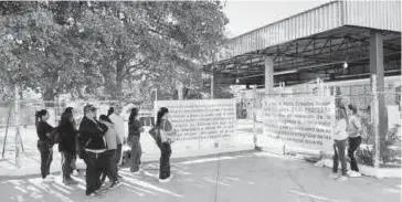  ?? FOTO: DEBATE ?? Padres se mantienen en el exterior del plantel educativo.