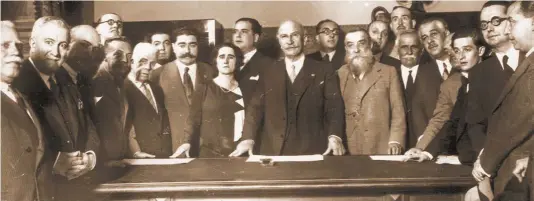  ??  ?? UNA ENTRE MUCHOS. Abajo, Clara Campoamor posa, a la izquierda de Alejandro Lerroux, dirigente del Partido Radical Republican­o, en una reunión de la minoría radical del Congreso de los Diputados, el 1 de enero de 1934.