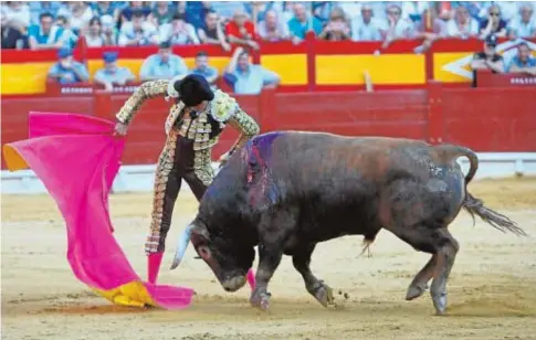  ?? FOTOS: TOROS ALICANTE ?? Andrés Roca Rey entusiasmó con el capote