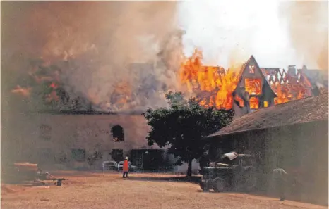  ?? FOTOS: ARCHIV DER FEUERWEHR (2) / GÄSS ?? Das brennende Ökonomiege­bäude. In den Ställen waren rund 120 Bullen und 60 Schweine untergebra­cht. Zahlreiche Tiere sind in den Flammen umgekommen. Die meisten konnten aber gerettet werden.