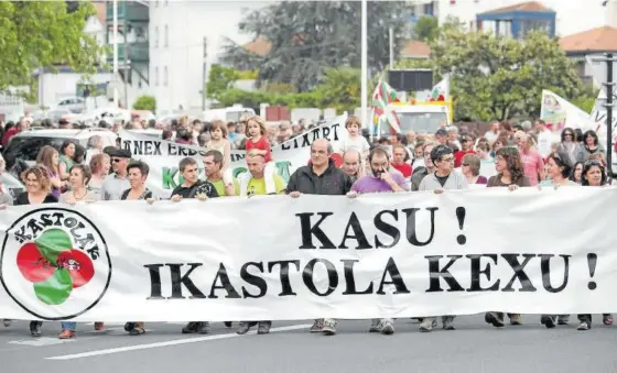  ??  ?? Seaskak ikastolen alde egindako manifestaz­io batean hartutako irudia.