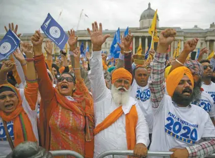  ?? DANIEL LEAL-OLIVAS AGENCE FRANCEPRES­SE ?? Les manifestan­ts se sont rassemblés à Trafalgar Square, parfois en famille, les hommes portant sur la tête des turbans orange ou bleus.