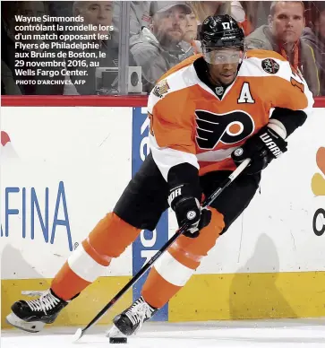  ?? PHOTO D’ARCHIVES, AFP ?? Wayne Simmonds contrôlant la rondelle lors d’un match opposant les Flyers de Philadelph­ie aux Bruins de Boston, le 29 novembre 2016, au Wells Fargo Center.