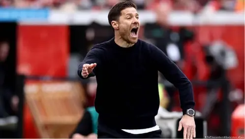  ?? ?? El español Xabi Alonso, conﬁrmó que seguirá al mando del Leverkusen por una temporada más.
Imagen: Rolf Vennenbern­d/dpa/picture alliance