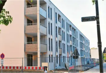  ?? Archivfoto: Bernd Hohlen ?? In der Offinger Straße in Kriegshabe­r entstanden zuletzt geförderte Wohnungen. Bauherr war die städtische Wohnbaugru­ppe. Private Investoren gibt es auch, nach Ansicht der SPD aber zu wenig.