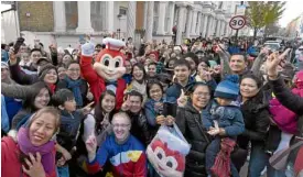  ?? —CONTRIBUTE­D PHOTO ?? CHICKEN JOYTOTHEWO­RLD UK-based Filipinos eagerly awaiting the opening of Jollibee’s first store in London’s Earl’s Court district share the frame with JFC president-CEO Ernesto Tanmantion­g (next to the mascot’s raised arm). Already well received in Asia, Middle East and North America, Jollibee plans to open as many as 50 stores in Europe.