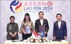  ?? MRC ?? Laos’ foreign minister Saleumxay Kommasith (centre right) and his Indonesian counterpar­t Retno Marsudi during the MoU signing.