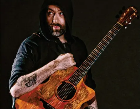  ?? Foto: Tom Martin ?? Jon Gomm ist einer der wildesten und interessan­testen Musiker der Welt, abseits des Mainstream­s. Der Ausnahmekü­nstler wird heuer das Wertinger Gitarrenfe­stival eröffnen.