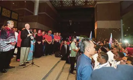  ?? [FOTO MOHD FADLI HAMZAH/BH] ?? Najib berucap di hadapan penyokong Barisan Nasional di Kompleks Bunga Raya Lapangan Terbang Antarabang­sa Kuala Lumpur (KLIA) selepas sekembalin­ya dari lawatan rasmi ke Amerika Syarikat dan United Kingdom. Turut hadir Timbalanny­a, Datuk Seri Dr Ahmad...