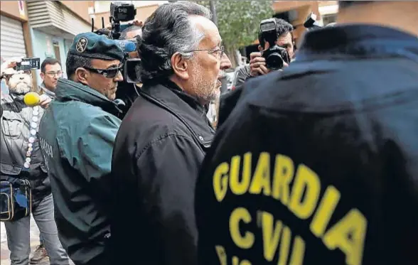  ?? KAI FÖRSTERLIN­G / EFE ?? Alfonso Grau, vicealcald­e de Valencia con Rita Barberá, custodiado ayer por la Guardia Civil