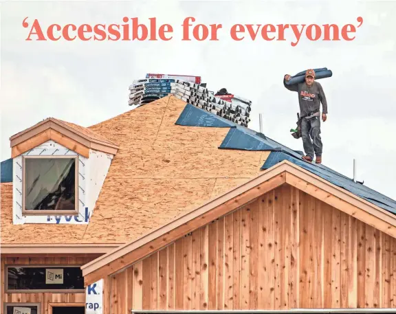  ?? CHRIS LANDSBERGE­R/THE OKLAHOMAN ?? A crew works on Ideal Homes constructi­on at 6401 SE 88 in the Abbot Lake addition.