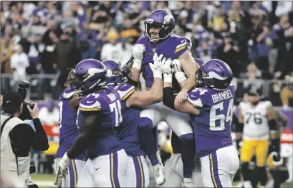  ?? AP PHOTO/BRUCE KLUCKHOHN ?? Minnesota Vikings kicker Greg Joseph (center) celebrates with teammates after kicking a 29-yard field goal on the final play of an NFL football game against the Green Bay Packers, on Sunday in Minneapoli­s.