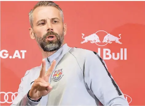 ?? FOTO: DPA ?? Marco Rose gibt sich als Trainer von Red Bull Salzburg während einer Pressekonf­erenz zum Thema „Zukunft von Trainer Marco Rose“selbstbewu­sst.