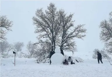  ?? EFE/LORENA MAYORDOMO ?? Una familia jugando con la nieve, ayer, en Las Majadas (Cuenca)