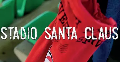  ??  ?? In alto, due immagini della campagna promoziona­le di «Stadio Santa Claus»: il bambino ha in mano la letterina a Babbo Natale con lo stemma del Bari. Sotto, Simeri in azione e il presidente Luigi de Laurentiis