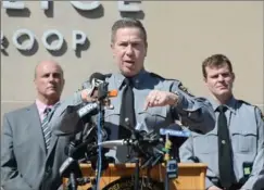  ?? JACK HANRAHAN, THE ASSOCIATED PRESS ?? Pennsylvan­ia State Police Maj. William Teper Jr. speaks about Steve Stephens’ death.