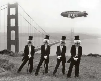  ??  ?? The Residents au Golden Gate Bridge, à San Francisco, en 1979