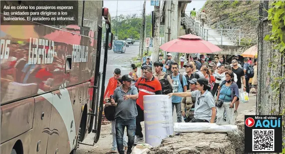  ?? MIGUEL CANALES / EXPRESO ?? Así es cómo los pasajeros esperan las unidades para dirigirse a los balnearios. El paradero es informal.