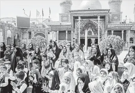  ?? ARASH KHAMOOSHI NYT ?? Students on a school trip visit the shrine to Shah Abdol Azim, where kings and noblemen have been laid to rest, in Tehran, Iran, this week.