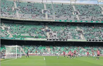  ??  ?? Las gradas, semivacías del Benito Villamarín en un Betis-Alavés.