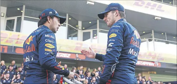 ?? Foto: getty ?? ‘Checo’ Pérez (izquierda) y Max Verstappen (derecha), antes de hacerse la foto de equipo en el último gran premio del curso, en abu Dhabi