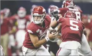  ?? NWA Democrat-Gazette/Charlie Kaijo ?? SCANNING FOR A RECEIVER: Arkansas Razorbacks quarterbac­k Ben Hicks (6) looks for a receiver during the second quarter of a Sept. 28 game at AT&T Stadium in Arlington, Texas. The Razorbacks travel to Lexington, Ky., to take on the Kentucky Wildcats today at 6:30 p.m. at Kroger Field.