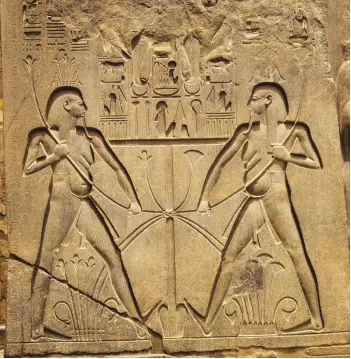  ??  ?? WERNER FORMAN / GTRES In questo bassorilie­vo sono rappresent­ati gli spiriti del Nilo intenti a legare a un fusto simbolico le piante araldiche dell’Alto e del Basso Egitto, rispettiva­mente il loto e il papiro.