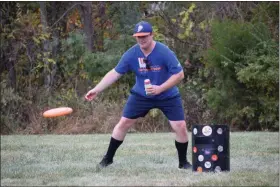  ?? MARIAN DENNIS — MEDIANEWS GROUP ?? Teams in Saturday’s Kan Jam tournament at Sly Fox were required to hold a Sly Fox beer in one hand during play as part of the tournament rules.