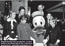  ?? ARCHIVES PERSONNELL­ES) ?? Abigail Disney avec ses parents, sa soeur Susan et ses frères Roy et Tim, entourant Donald Duck. (