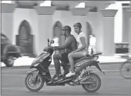  ??  ?? Una pareja viaja en una motociclet­a en La Habana. Las sanciones de EE.UU. contra Cuba afectarían a las personas que viven del turismo