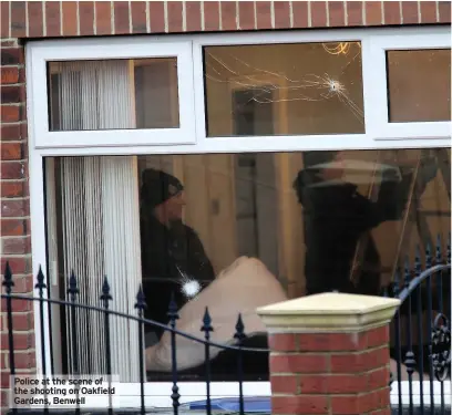  ?? Reporter ?? Police at the scene of the shooting on Oakfield Gardens, Benwell