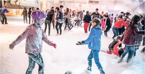  ??  ?? Zur Abtauparty Ende April wurde in der Eissportha­lle wieder jede Menge Schaum hergestell­t.