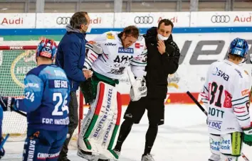  ?? Foto: Christian Kolbert ?? Es droht ein langer Ausfall: Panther‰Torwart Olivier Roy verletzte sich beim 3:2‰Erfolg der Augsburger Panther in Ingolstadt am rechten Knie.