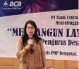  ??  ?? DUKUNG KESUKSESAN DAERAH: GM Corporate Social Responsibi­lity PT Bank Central Asia Tbk Inge Setiawati membuka pelatihan untuk pengurus Desa Wisata Puncak Tinggan pada 10 Desember lalu.