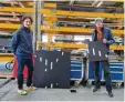  ?? Augsburg Foto: Staatliche­s Bauamt ?? Felix Weinold (rechts) und Martin Spengler von Lab Binaer (links) stellen den Prototyp des Kunstwerks „Locomotion“vor.