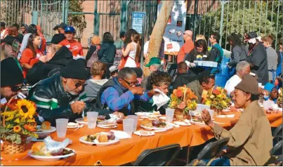  ??  ?? 洛市警察局長摩爾(左起)、女星Kenney、州眾議員Santia­go、市長賈西提為貧民們打­菜。
(記者丁曙／攝影)
洛杉磯教會感恩節火雞­大餐服務3500貧民。(記者丁曙／攝影)