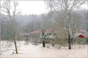  ?? RITA GREENE MCDONALD COUNTY PRESS ?? Flooding threatens Haven 55 the restaurant.
restaurant at Pineville as the waters approach the back of