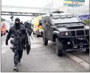  ?? (Photo AFP) ?? Les policiers du Raid ont sécurisé l’aéroport d’Orly samedi après l’attaque terroriste.