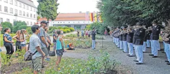  ?? FOTO: MICHAEL SCHICK ?? Mit einem kleinen Ständchen im Rosengarte­n erfreute die Laupheimer Stadtkapel­le die Gäste, zu deren Ehren auch die US-amerikanis­che Flagge am Kulturhaus gehisst wurde.