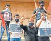  ?? BACHCHAN KUMAR/HT ?? Meanwhile, youths from Maratha community protest to demand reservatio­n in Navi Mumbai, on Tuesday.