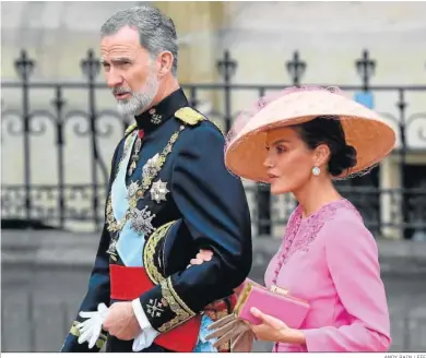  ?? ANDY RAIN / EFE ?? Los Reyes de España camino de la ceremonia de coronación.