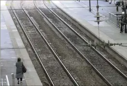  ?? (Photo Frantz Bouton) ?? Les cheminots azuréens sont en grève depuis le  avril, pour dénoncer une « charge mentale » qui pèse sur les conducteur­s de trains.