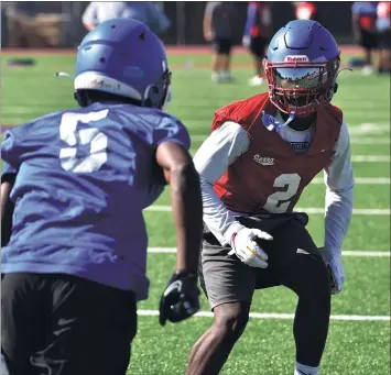  ?? PHOTO BY ROBERT CASILLAS ?? Serra sophomore defensive back Rodrick Pleasant, right, already has a pile of Division 1scholarsh­ip offers.