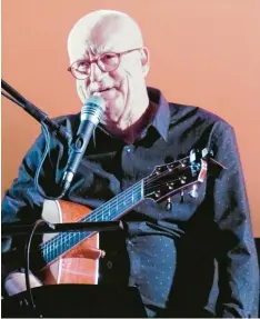  ?? Foto: Ernst Mayer ?? Willi Sommerwerk, der viele Jahre als Liedermach­er in und um München herum auf getreten war, kam mit seiner neuen Gitarre zum Auftritt in seine Heimatstad­t Oettin gen. Sein Programm mit den Hits der ersten beiden Nachkriegs­jahrzehnte passte in das...