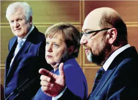  ?? Ansa ?? Vecchi amori Horst Seehofer (Csu), Angela Merkel (Cdu) e Martin Schulz (Spd)